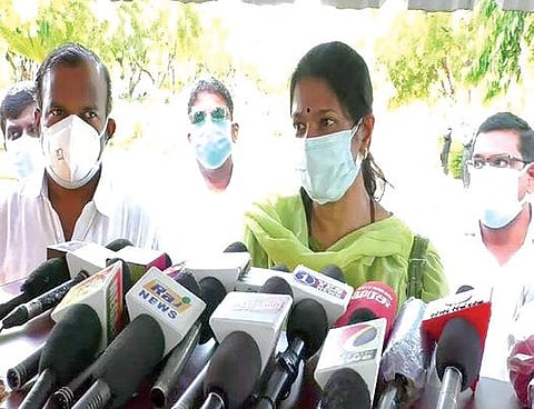 தூத்துக்குடி விமான நிலையத்தில் கனிமொழி எம்.பி. செய்தியாளர்களுக்கு பேட்டியளித்தார்.