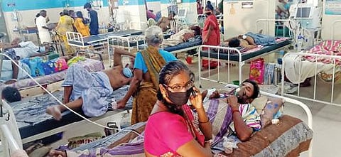 விருதுநகர் அரசு மருத்துவக் கல்லூரி மருத்துவமனையில் கரோனா சிகிச்சைப் பிரிவில் நோயாளிகள் மற்றும் அவர்களது குடும்பத்தினர்.