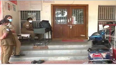 சக போலீஸார் வராததால் காவல் நிலையத்தை பூட்டிச் சென்ற பெண் ஆய்வாளர்