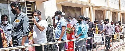 கோவை தெற்கு தாலுகா அலுவலகத்தில், புதிய ரேஷன் கார்டுக்கு விண்ணப்பிக் கவும், தயாரான கார்டுகளை பெற்றுச் செல்லவும் நேற்று வரிசையில் காத்திருந்த பொதுமக்கள்.   படம்:ஜெ.மனோகரன்