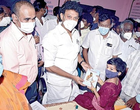 முதல்வருக்கு கடிதம் எழுதிய மாணவி அதிகை முத்தரசியை, பள்ளிக்கல்வித் துறை அமைச்சர் அன்பில் மகேஸ் பொய்யாமொழி பாராட்டி புத்தகம் பரிசளித்தார்.