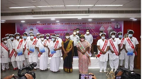 துணைநிலை ஆளுநர் தமிழிசை செவிலியர் தலையில் கிரீடம் சூட்டி பாராட்டுச் சான்றிதழ் வழங்கினார்.