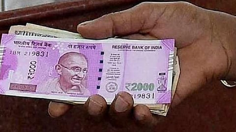 மத்திய, மாநில அரசு ஊழியர்களுக்கு ரூ.2 ஆயிரம் வழங்க தடை கோரிய வழக்கு: தமிழக அரசு பதிலளிக்க உயர் நீதிமன்ற மதுரைக் கிளை உத்தரவு