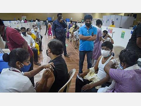 மருத்துவமனைகளில் செயல்படும் தடுப்பூசி மையங்களை வேறு இடங்களுக்கு மாற்றுக: உயர் நீதிமன்றம் அறிவுறுத்தல்