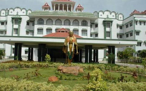 மதுரையில் 11 இடங்களில் ஆதரவற்றோர் முகாம்: உயர் நீதிமன்றத்தில் தகவல்