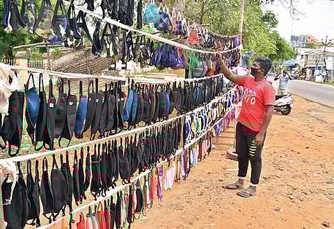 பாளையங்கோட்டையில் சாலையோர கடையில் பழங்கள் மற்றும் முகக்கவசங்கள் விற்பனை நடைபெறுகிறது. 		                 படங்கள் மு. லெட்சுமி அருண்