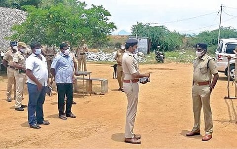 திருநெல்வேலி மாவட்ட காவல்துறை கண்காணிப்பாளர் மணிவண்ணன், சேரன்மகாதேவி ஏஎஸ்பி பிரதீப் உள்ளிட்ட போலீஸார் பேட்டை அருகே கொலை நடைபெற்ற இடத்தில் விசாரணை மேற்கொண்டனர்.