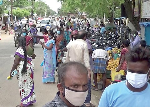 தூத்துக்குடி மாவட்டம் செய்துங்கநல்லூரில் தடையை மீறி வாரச்சந்தை நடைபெற்றதால் திருநெல்வேலி- திருச்செந்தூர் சாலையில் போக்குவரத்து நெரிசல் ஏற்பட்டது.