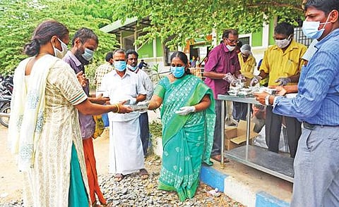 இந்து சமய அறநிலையத்துறை சார்பில் சேலம் அரசு மருத்துவமனையில் பொது மக்களுக்கு உணவுப் பொட்டலங்கள் வழங்கப்பட்டன.        படம்: எஸ்.குரு பிரசாத்