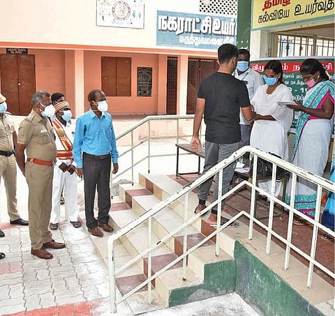 விழுப்புரம் நகராட்சி உயர்நிலைப்பள்ளியில் அமைக்கப்பட்டுள்ள கரோனா பரிசோதனை மையத்தை ஆட்சியர்  அண்ணாதுரை ஆய்வு செய்தார்.