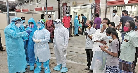 திருவள்ளூர் அரசு மருத்துவக் கல்லூரி மருத்துவமனையின் கரோனா வார்டில் முழு கவச உடையுடன் ஆய்வு மேற்கொண்ட மாவட்ட ஆட்சியர் பா.பொன்னையா.