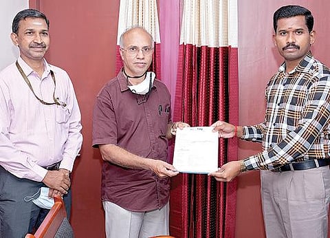 விஐடி பல்கலைக்கழகம் சார்பில் ரூ.1.25 கோடி நிதியுதவிக்கான பற்றுச்சீட்டை வேலூர் மாவட்ட வருவாய் அலுவலர் பார்த்திபனிடம் வழங்கிய பல்கலைக்கழக பதிவாளர் சத்தியநாராயணன்.