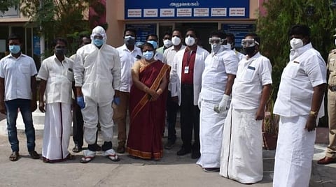 ஸ்ரீரங்கம் அரசு மருத்துவமனையில் ஆய்வு செய்த திமுக எம்எல்ஏ எம்.பழனியாண்டி (வலமிருந்து 3-வது).