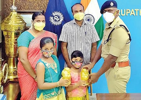 திருப்பத்தூர் எஸ்பி., டாக்டர்.விஜயகுமாரிடம் முதலமைச்சரின் நிவாரண நிதிக்கு உண்டியல் சேமிப்பு பணத்தை வழங்கிய சிறுமிகள்.