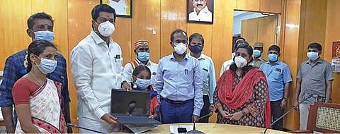 முதல்வரின் கரோனா நிவாரண நிதிக்கு சேமிப்பு பணத்தை வழங்கிய விழுப்புரம் அனிச்சம்பாளையம் மாணவி சிந்துஜாவுக்கு  எம்எல்ஏ லட்சுமணன் மடிக்கணினி வழங்கினார். அருகில்  ஆட்சியர் அண்ணாதுரை