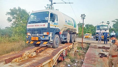 தமிழகத்துக்கு திரவ ஆக்சிஜன் கொண்டுவர, திருவள்ளூரிலிருந்து, ஒடிசா மாநிலத்துக்கு நேற்று முன்தினம் புறப்பட்ட விரைவு ரயிலில் டேங்கர் லாரிகள் ஏற்றப்படுகின்றன.