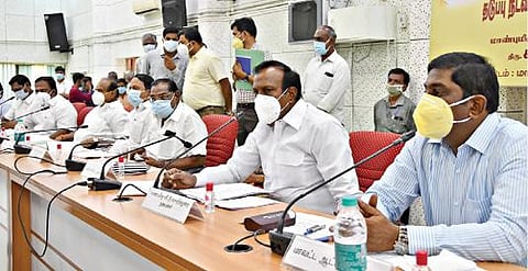 ஈரோடு மாவட்ட ஆட்சியர் அலுவலக வளாகத்தில் நடந்த கரோனா தடுப்புப் பணிகள் குறித்த ஆலோசனைக் கூட்டத்தில் வீட்டுவசதித்துறை அமைச்சர் சு.முத்துசாமி பேசினார்.