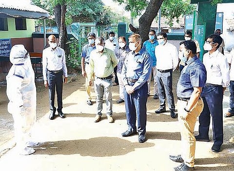 கரோனா தொற்றால் பாதிக்கப்பட்டவர்களுக்கு தொய்வின்றி சிகிச்சை அளிக்க வேண்டும்  :  பேரிடர் மேலாண்மைத் துறை செயலாளர் வலியுறுத்தல்