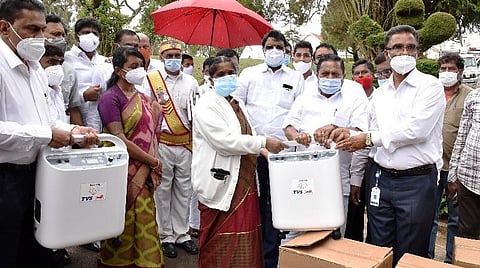 டிவிஎஸ் அறக்கட்டளை  சார்பில் வழங்கப்பட்ட ரூ.25 லட்சம் மதிப்பிலான ஆக்சிஜன் செறிவூட்டிகளை வனத்துறை அமைச்சர் கா.ராமச்சந்திரன் அரசு மருத்துவக் கல்லூரி டீன் மனோகரிடம் வழங்கினார்.