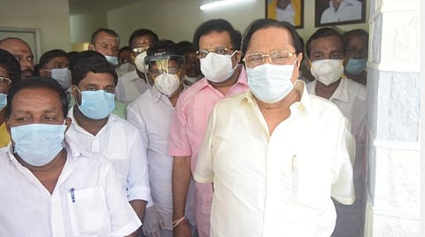 வேலூர் சுற்றுலா மாளிகையில் செய்தியாளர்களுக்குப் பேட்டியளித்த நீர்வளத்துறை அமைச்சர் துரைமுருகன். 