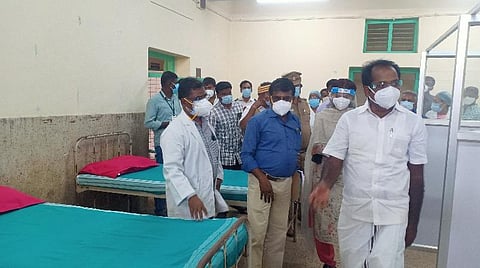 ஆலங்குடி அரசு மருத்துவமனையை ஆய்வு மேற்கொண்ட அமைச்சர் சிவ.வீ.மெய்யநாதன். உடன் ஆட்சியர் பி.உமா மகேஸ்வரி உள்ளிட்டோர்.