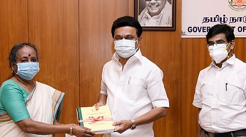 இடைக்கால அறிக்கையை முதல்வரிடம் சமர்ப்பித்த அருணா ஜெகதீசன். உடன், தலைமைச் செயலாளர் வெ.இறையன்பு.