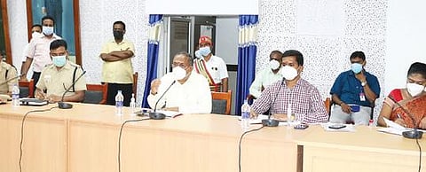 வேலூர் மாவட்ட ஆட்சியர் அலுவலகத்தில் கரோனா தடுப்பு பணிகள் குறித்து மாவட்ட கண்காணிப்பு அலுவலரும் கூடுதல் அரசு தலைமை செயலாளரும் மற்றும் போக்குவரத்து துறை ஆணையருமான தென்காசி எஸ். ஜவகர் ஆலோசனை நடத்தினார். அருகில், மாவட்ட வருவாய் அலுவலர் பார்த்தீபன், ஊரக வளர்ச்சி முகமை திட்ட இயக்குநர் மாலதி உள்ளிட்டோர். படம்: வி.எம்.மணிநாதன்.