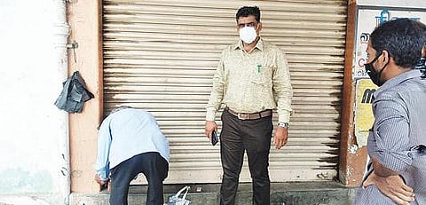 திருப்பத்தூர்-கிருஷ்ணகிரி சாலையில் விதிமுறைகளை மீறி திறக்கப்பட்ட மெக்கானிக் கடைக்கு வருவாய் துறையினர் ‘சீல்' வைத்தனர்.