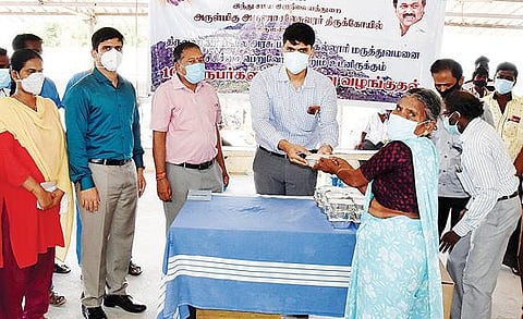 திருவண்ணாமலை அரசு மருத்துவ கல்லூரி மருத்துவமனையில் இந்து சமய அறநிலையத் துறை சார்பில், நோயாளிகள் மற்றும் உதவியாளர்களுக்கு மதிய உணவு வழங்கும் திட்டத்தை தொடங்கி வைத்த ஆட்சியர் சந்தீப் நந்தூரி.