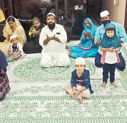 ரம்ஜான் பண்டிகையையொட்டி, வேலூர் சாயிநாதபுரம் பகுதியில் முகக்கவசம் அணிந்து, சமூக இடைவெளியுடன் சிறப்பு தொழுகையில் ஈடுபட்ட இஸ்லாமியர்கள். அடுத்த படம்: ஆம்பூரில் வீட்டின் மொட்டை மாடியில் பாதுகாப்புடன் ரம்ஜான் சிறப்பு தொழுகையில் ஈடுபட்ட சிறுவர், சிறுமிகள். கடைசிப் படம்:  திருவண்ணாமலையில் வீட்டிலேயே ரம்ஜான் தொழுகையில் ஈடுபட்ட இஸ்லாமியர் குடும்பம்.