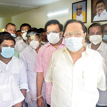 வேலூரில் நேற்று செய்தியாளர்களை சந்தித்த அமைச்சர் துரைமுருகன். படம்: வி.எம்.மணிநாதன்.