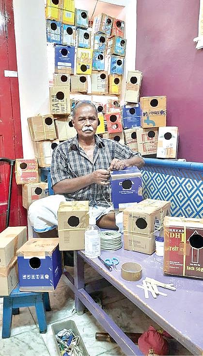 முன்னாள் அரசுத்துறை அதிகாரி மூர்த்தி (69) குருவிகளுக்கான கூடுகளை தன்கைப்பட உருவாக்கி இலவசமாக வழங்கி கொண்டிருக்கிறார்.