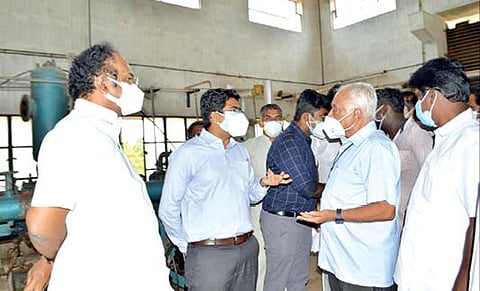 திருநெல்வேலி அருகே கங்கைகொண்டான் சிப்காட் வளாகத்தில் கடந்த 7 ஆண்டுகளாக செயல்படாமல் உள்ள ஆக்சிஜன் உற்பத்தி ஆலையில் ஆய்வு மேற்கொண்ட தொழில்துறை அமைச்சர் தங்கம் தென்னரசு.