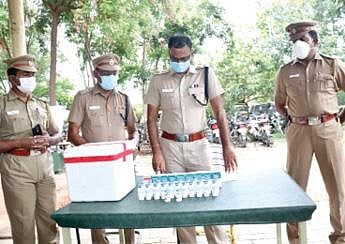 கோவில்பட்டியில் கள்ளச்சந்தையில் அதிக விலைக்கு விற்பனை செய்வதற்காக பதுக்கி வைக்கப்பட்டு, போலீஸாரால் பறிமுதல் செய்யப்பட்ட ரெம்டெசிவிர் மருந்து குப்பிகளை மாவட்ட காவல் கண்காணிப்பாளர் எஸ்.ஜெயக்குமார் நேற்று மாலை  பார்வையிட்டு விசாரணை நடத்தினார்.