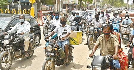 தூத்துக்குடி விவிடி சந்திப்பு பகுதியில் நேற்று பகல் 12 மணிக்கு மேல் ஊரடங்கை மீறி சாலையில் காணப்பட்ட வாகனங்கள். 							    படம்: என்.ராஜேஷ்