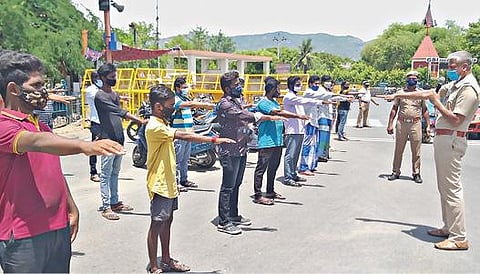 சேலம் ஆட்சியர் அலுவலகம் அருகே நேற்று மதியம் அத்தியாவசிய தேவையின்றி வெளியே சுற்றித் திரிந்த இளைஞர்களை பிடித்த போலீஸார் 'ஊரடங்கு கட்டுப்பாடுகளை மதிப்போம்' என உறுதிமொழி ஏற்க வைத்து எச்சரித்து அனுப்பி வைத்தனர்.
