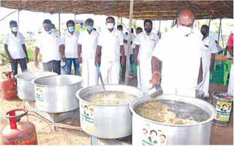 திருமங்கலம் அருகே டி.குன்னத்தூர் ஜெயலலிதா கோயிலில் கபசுரக் குடிநீர் தயாரிக்கப்படுவதை பார்வையிடும் ஆர்.பி. உதயகுமார் எம்எல்ஏ.