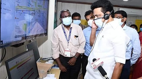 கோவிட் கட்டளை மையத்தை ஆய்வு செய்த முதல்வர் ஸ்டாலின்: உதவி கேட்ட பெண்ணின் குறையைக் கேட்டு மருத்துவமனையில் அனுமதிக்க ஏற்பாடு