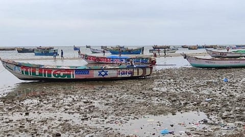 பாம்பனில் கடல் உள்வாங்கியதால் தரை தட்டி நின்ற படகுகள்.