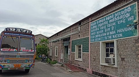 வடகோவையில் அமைந்துள்ள இந்திய உணவுக் கழக சேமிப்புக் கிடங்கில் இருந்து லாரியில் எடுத்துச் செல்லப்படும் உணவு தானியங்கள்.