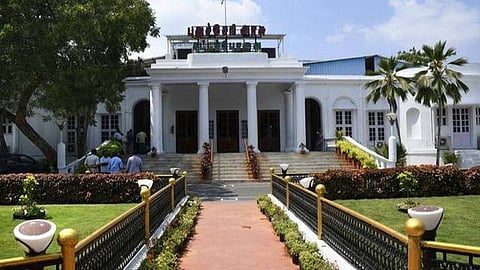 பாஜக எம்எல்ஏ.,க்கள் மட்டும் தலைமைச் செயலகத்தில் கூட்டம் நடத்தியது ஜனநாயகத்துக்கு எதிரானது: ஆளுநரிடம் திமுக, காங். எம்எல்ஏக்கள், எம்.பி புகார்