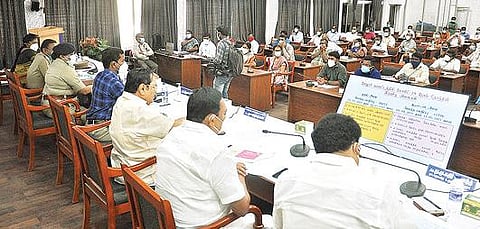 வேலூர் மாவட்ட ஆட்சியர் அலுவலகத்தில் கரோனா தொற்று தடுப்பு பணிகள் தொடர்பான ஆய்வுக்கூட்டம் அமைச்சர்கள் துரைமுருகன்,  காந்தி தலைமையில் நடைபெற்றது. அருகில், மாவட்ட வருவாய் அலுவலர் பார்த்தீபன், நாடாளுமன்ற உறுப்பினர் கதிர் ஆனந்த் உள்ளிட்டோர். படம்: வி.எம்.மணிநாதன்.