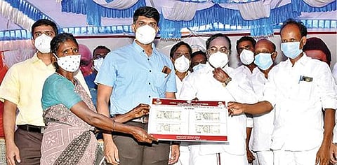 திருவண்ணாமலை மாவட்டம் கீழ்பென்னாத்தூரில் கரோனா நிவாரண நிதி ரூ.2 ஆயிரத்தை வழங்கும் பணியை தொடங்கி வைத்த துணை சபாநாயகர் பிச்சாண்டி. அருகில், ஆட்சியர் சந்தீப் நந்தூரி உள்ளிட்டோர்.