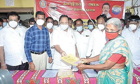 வேலூர் சேண்பாக்கத்தில் உள்ள நியாய விலை கடையில் பொதுமக்களுக்கு முதற் கட்டமாக ரூ.2 ஆயிரம் நிவாரண தொகை விநியோகத்தை தொடங்கி வைத்த  நீர்வளத்துறை அமைச்சர் துரைமுருகன். அருகில், மாவட்ட வருவாய் அலுவலர் பார்த்தீபன், நாடாளுமன்ற உறுப்பினர் கதிர்ஆனந்த், சட்டப்பேரவை உறுப்பினர் கார்த்திகேயன் உள்ளிட்டோர். அடுத்த படம்:  ராணிப்பேட்டை சந்தைமேடு நியாய விலை கடையில் நிவாரண தொகை வழங்கும் பணியை தொடங்கி வைத்த அமைச்சர் ஆர்.காந்தி. அருகில், மாவட்ட ஆட்சியர் கிளாட்ஸ்டன் புஷ்பராஜ் உள்ளிட்டோர். கடைசிப் படம்:  ஜோலார்பேட்டை பாச்சல் கிராமத்தில் உள்ள நியாய விலை கடையில் நிவாரண தொகை வழங்கும் பணியை தொடங்கி வைத்த சட்டப்பேரவை உறுப்பினர் தேவராஜ். அருகில், மாவட்ட ஆட்சியர் சிவன் அருள், திருப்பத்தூர் எம்எல்ஏ நல்லதம்பி உள்ளிட்டோர்.