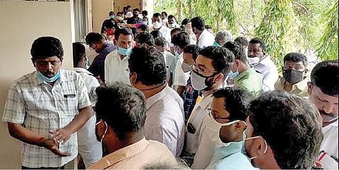 சிவகங்கை மாவட்ட ஆட்சியர் அலுவலகத்தில் அமைச்சர் கே.ஆர்.பெரியகருப்பன் தலைமையில் ஆய்வுக் கூட்டம் நடந்தபோது கூட்டரங்குக்கு வெளியே காத்திருந்த கட்சியினர், ஊழியர்கள்.