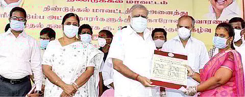 சித்தையன்கோட்டையில் நடந்த நிகழ்ச்சியில் கரோனா நிவாரண தொகை வழங்கிய கூட்டுறவுத் துறை அமைச்சர் ஐ.பெரியசாமி.