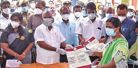 விழுப்புரத்தில் குடும்ப அட்டைதாரர்களுக்கு கரோனா நிவாரணம் வழங்கும் அமைச்சர் பொன்முடி.  அருகில் ஆட்சியர் அண்ணாதுரை, கூடுதல் ஆட்சியர் ஸ்ரேயா பி சிங், எம்எல்ஏக்கள் லட்சுமணன், புகழேந்தி உள்ளிட்டோர்.