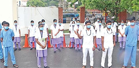 கரோனா பாதுகாப்பு உபகரணங்கள் வழங்கக் கோரி, சேலம் ஆட்சியர் அலுவலகத்தில் மனு அளிக்க வந்த பயிற்சி செவிலியர்கள்.