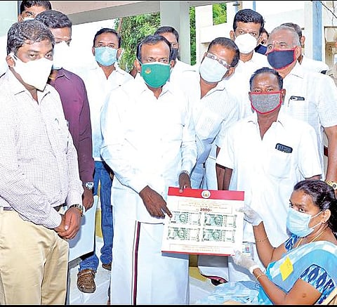 ஈரோட்டில் உள்ள ரேஷன் கடைகளில் அரிசி குடும்ப அட்டைதாரர்களுக்கு  ரூ.2 ஆயிரம் கரோனா நிவாரண நிதி வழங்கும் திட்டத்தை  வீட்டு வசதித்துறை அமைச்சர் சு.முத்துசாமி தொடங்கி வைத்தார்.