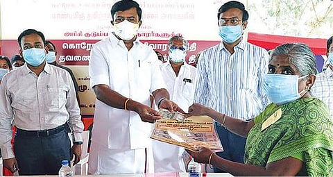 கரோனா முதல்கட்ட நிவாரணத் தொகை வழங்கும் பணியை, கோவையில் தொடங்கி வைத்த அமைச்சர் அர.சக்கரபாணி. படம்:ஜெ.மனோகரன்